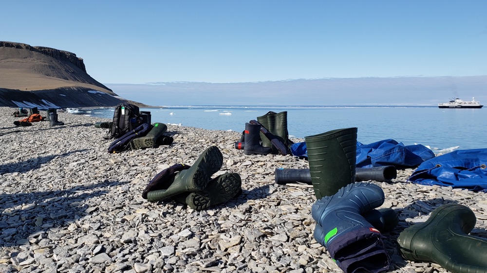 photo, image, rubber boots, solo travel in nunavut