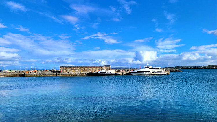 solo travel ireland to see incredible shades of blue