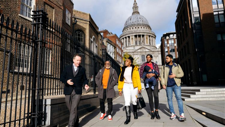 Image of a guide leading a tour, a great way to meet people while traveling solo