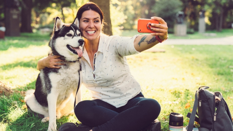 solo house sitter taking selfie with homeowners dog